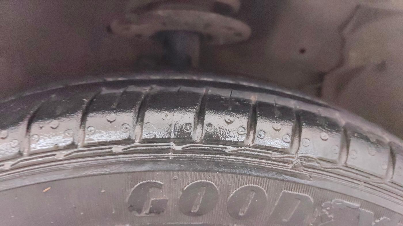 2016 Maruti Ciaz ZXI+ AT, Petrol, Automatic, 1,42,085 km, Right Front Tyre Tread