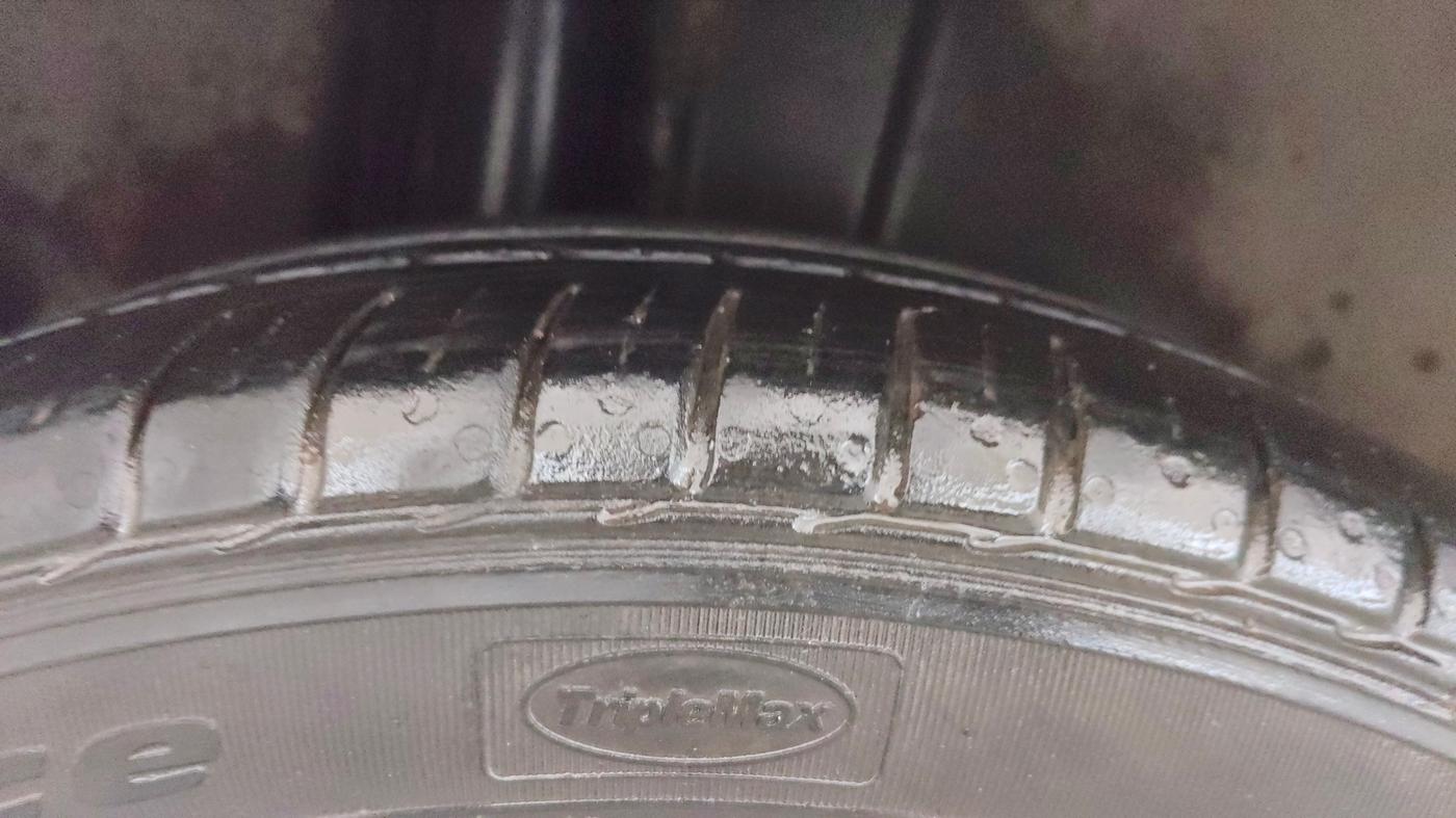 2016 Maruti Ciaz ZXI+ AT, Petrol, Automatic, 1,42,085 km, Right Rear Tyre Tread