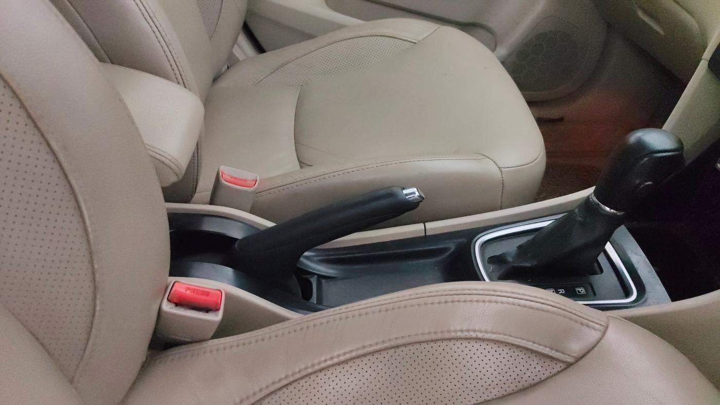 2016 Maruti Ciaz ZXI+ AT, Petrol, Automatic, 1,42,085 km, Gear Lever