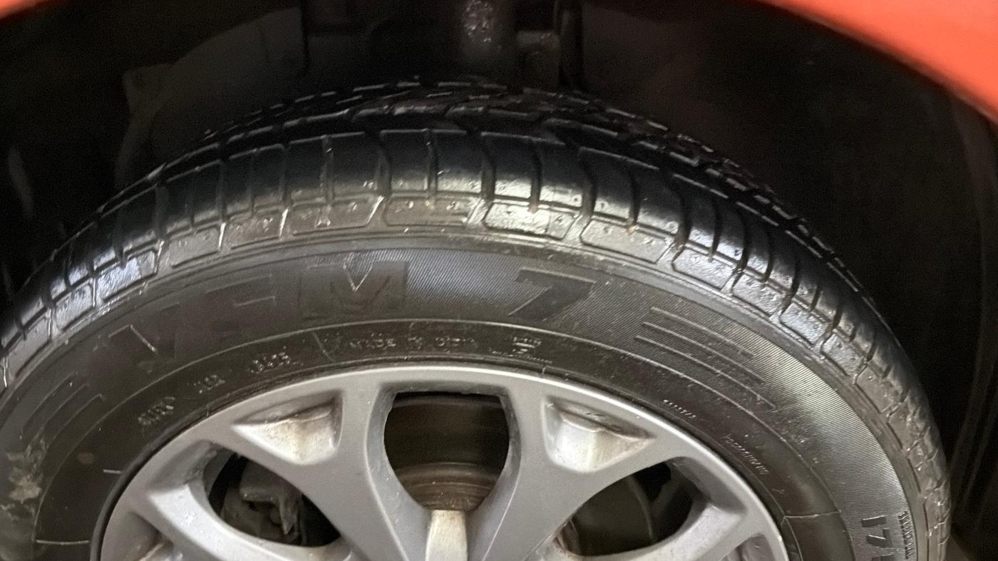 2014 Ford Figo TITANIUM 1.2 PETROL, Petrol, Manual, 50,786 km, Left Front Tyre Tread