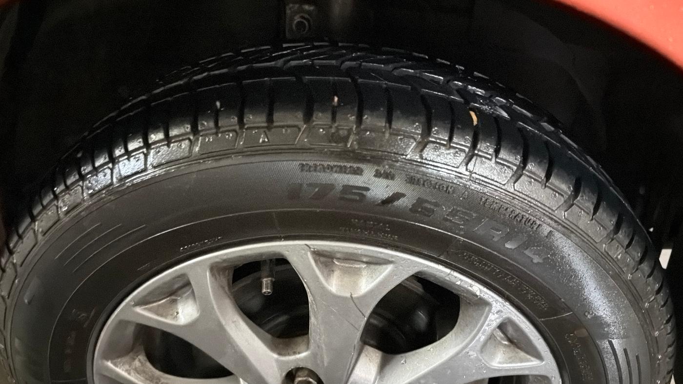 2014 Ford Figo TITANIUM 1.2 PETROL, Petrol, Manual, 50,786 km, Right Front Tyre Tread
