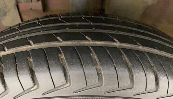 2016 Renault Kwid RXT 0.8 (O), Petrol, Manual, 65,304 km, Left Front Tyre Tread