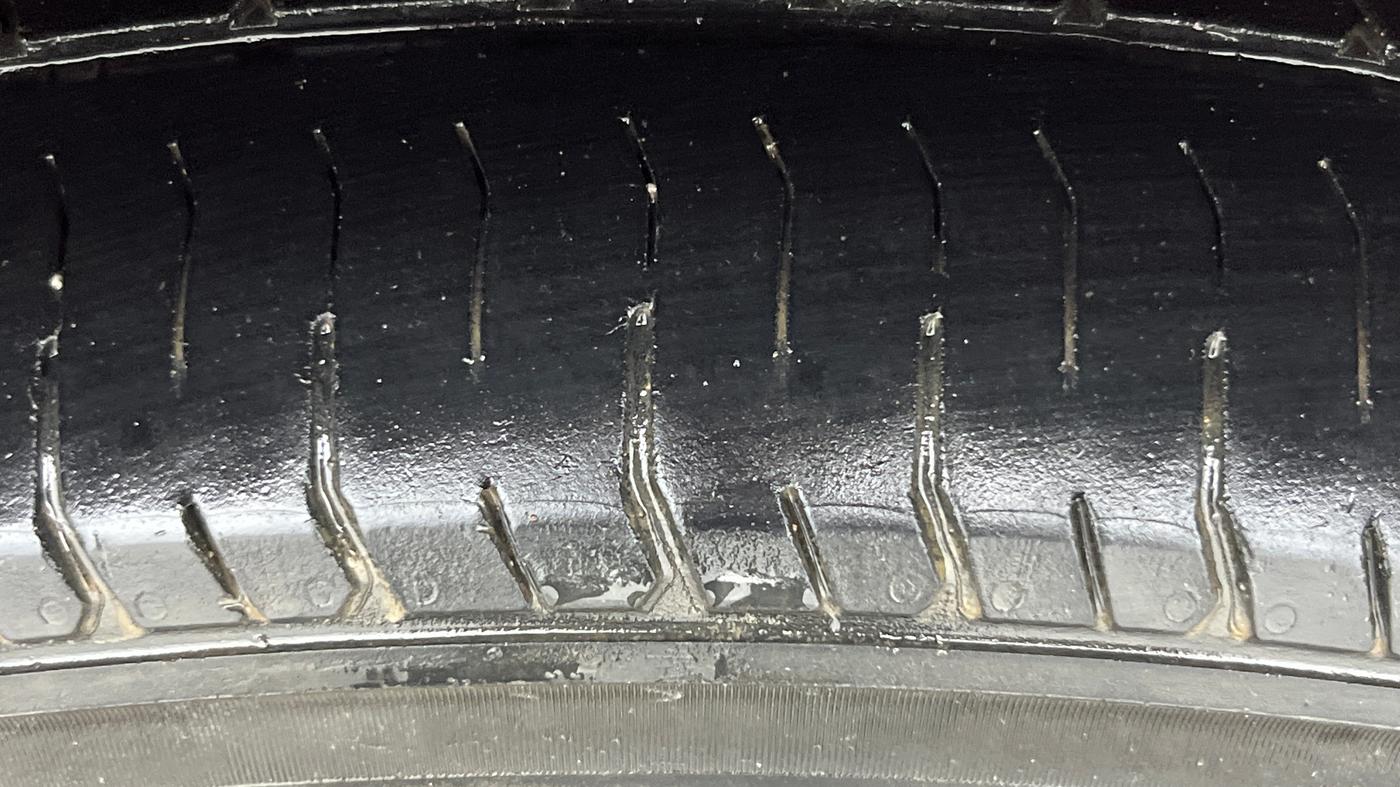 2013 Maruti Swift ZXI, Petrol, Manual, 99,186 km, Left Rear Tyre Tread