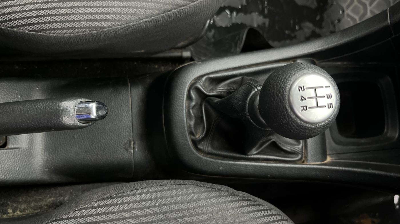 2013 Maruti Swift ZXI, Petrol, Manual, 99,186 km, Gear Lever