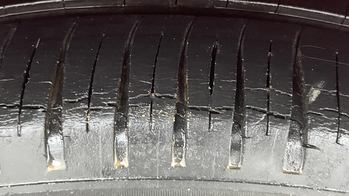 2013 Maruti Swift ZXI, Petrol, Manual, 99,186 km, Right Rear Tyre Tread