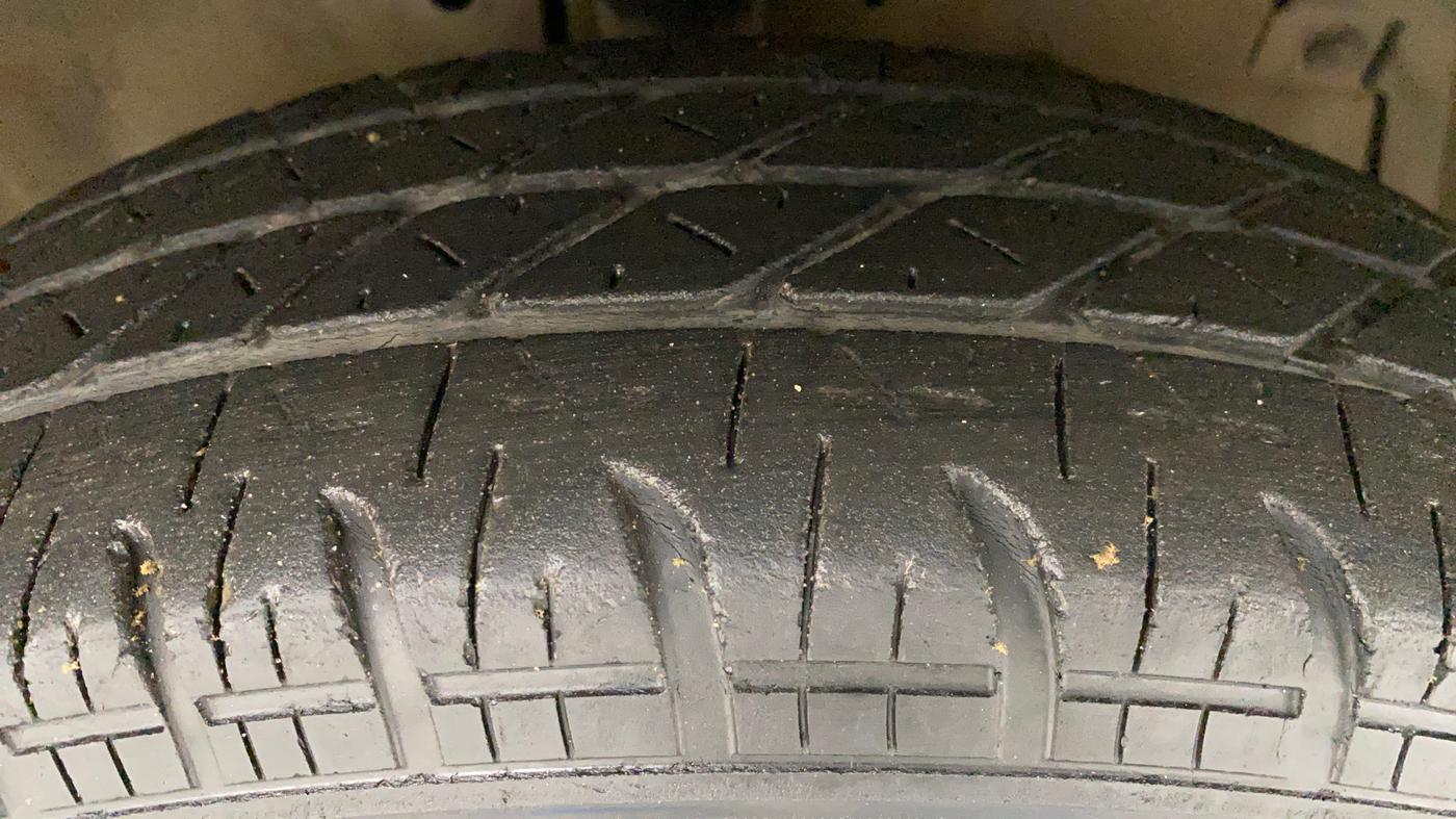 2012 Maruti Swift VXI, Petrol, Manual, 42,762 km, Right Front Tyre Tread