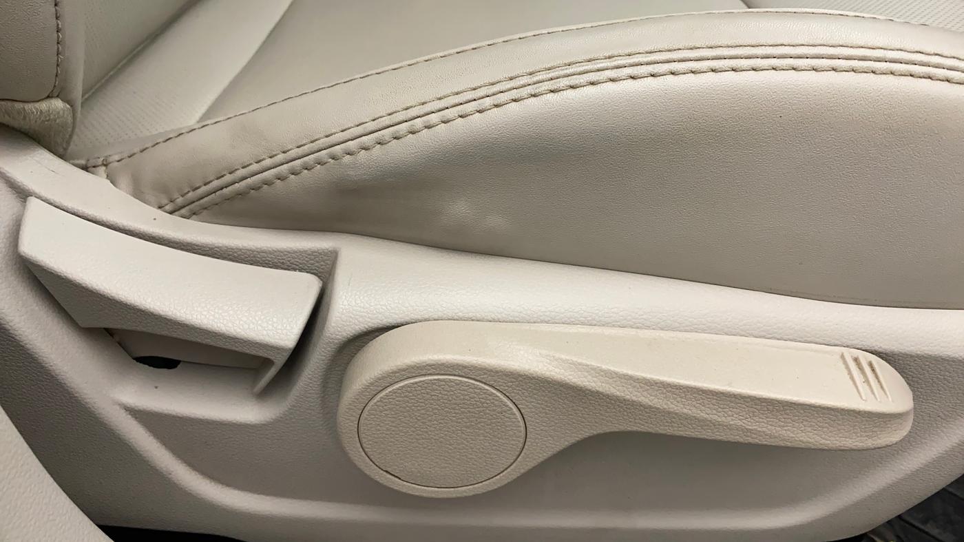 2021 Mahindra XUV300 W8 (O) 1.5 DIESEL AMT, Diesel, Automatic, 66,451 km, Driver Side Adjustment Panel