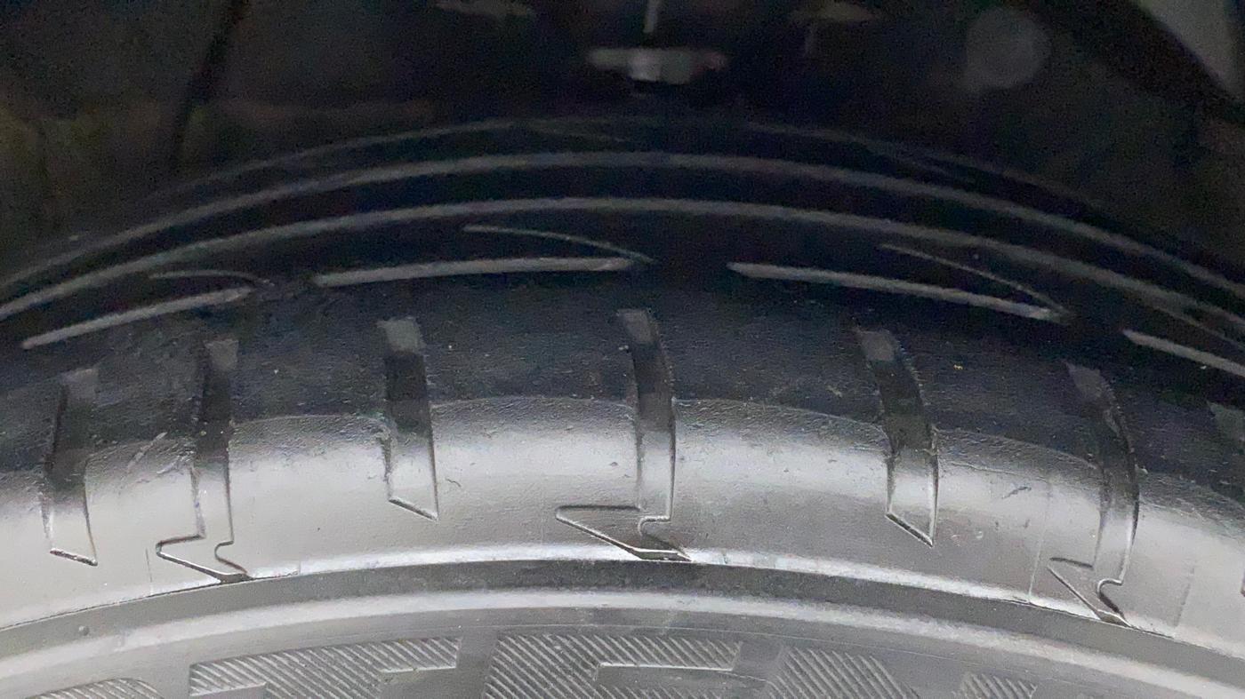 2021 Mahindra XUV300 W8 (O) 1.5 DIESEL AMT, Diesel, Automatic, 66,451 km, Left Front Tyre Tread