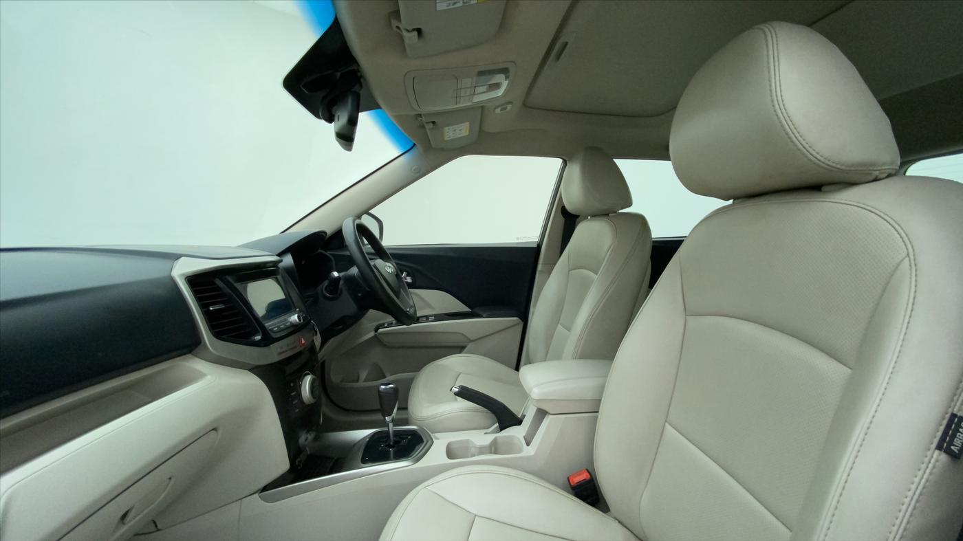 2021 Mahindra XUV300 W8 (O) 1.5 DIESEL AMT, Diesel, Automatic, 66,451 km, Right Side Front Door Cabin