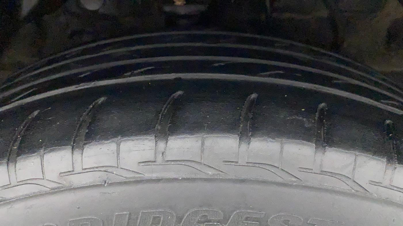 2021 Mahindra XUV300 W8 (O) 1.5 DIESEL AMT, Diesel, Automatic, 66,451 km, Right Front Tyre Tread
