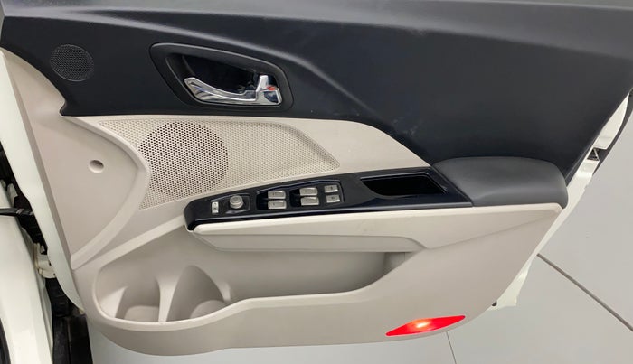 2021 Mahindra XUV300 W8 (O) 1.5 DIESEL AMT, Diesel, Automatic, 66,451 km, Driver Side Door Panels Control