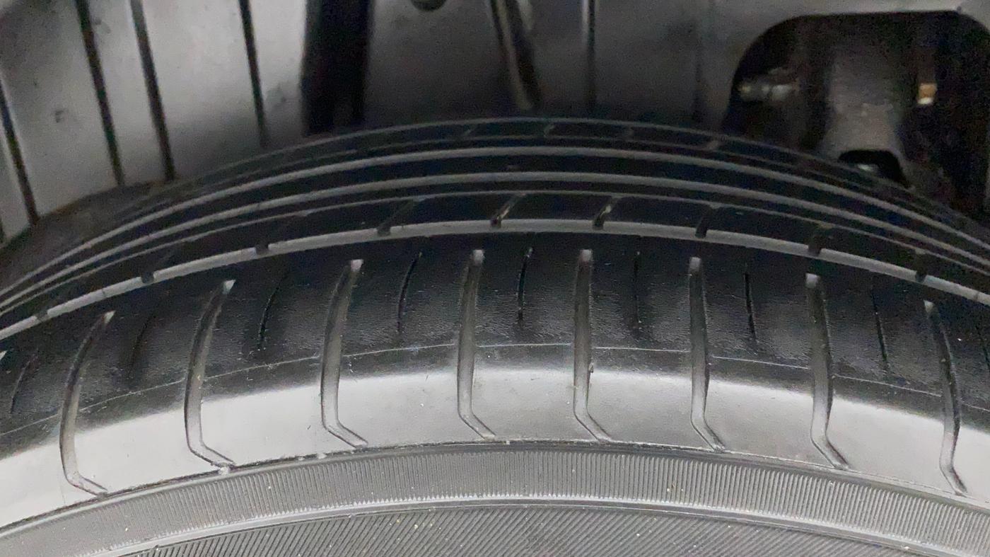 2021 Mahindra XUV300 W8 (O) 1.5 DIESEL AMT, Diesel, Automatic, 66,451 km, Right Rear Tyre Tread