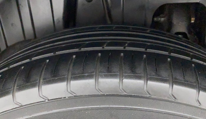 2021 Mahindra XUV300 W8 (O) 1.5 DIESEL AMT, Diesel, Automatic, 66,451 km, Right Rear Tyre Tread