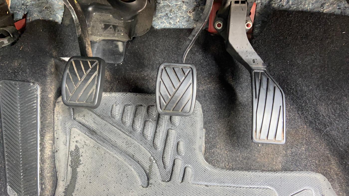 2022 Maruti BREZZA ZXI + SMART HYBRID, Petrol, Manual, 35,934 km, Pedals