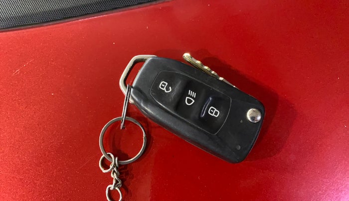 2018 Tata Tiago XT PETROL, Petrol, Manual, 1,06,040 km, Key Close Up