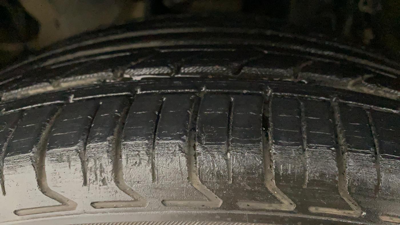 2016 Toyota Innova Crysta 2.8 ZX AT 7 STR, Diesel, Automatic, 88,694 km, Left Front Tyre Tread