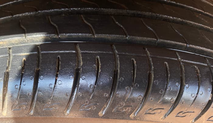 2014 Renault Duster 85 PS RXL DIESEL, Diesel, Manual, 74,437 km, Right Front Tyre Tread