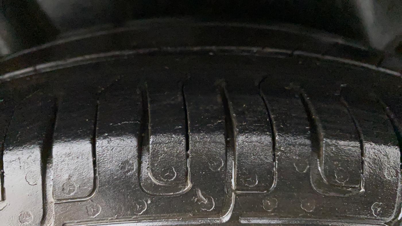 2012 Maruti Swift VXI, Petrol, Manual, 84,476 km, Right Rear Tyre Tread
