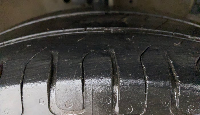 2012 Maruti Swift VXI, Petrol, Manual, 84,476 km, Right Front Tyre Tread