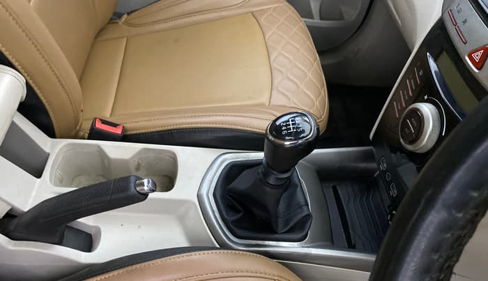 2021 Mahindra XUV300 W8 1.2 PETROL, Petrol, Manual, 50,918 km, Gear Lever