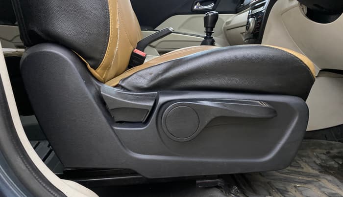 2021 Mahindra XUV300 W8 1.2 PETROL, Petrol, Manual, 50,918 km, Driver Side Adjustment Panel