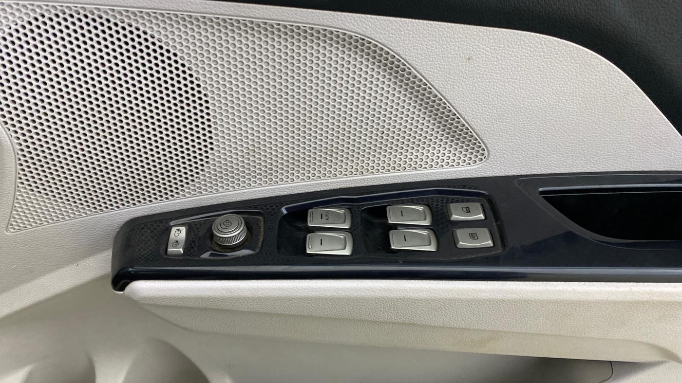 2021 Mahindra XUV300 W8 1.2 PETROL, Petrol, Manual, 50,918 km, Driver Side Door Panels Control
