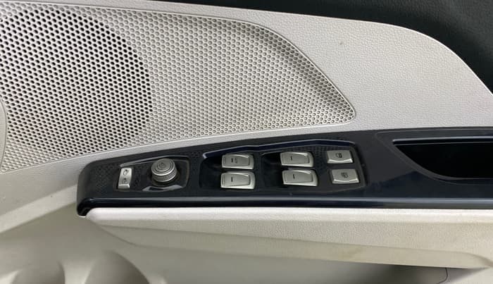 2021 Mahindra XUV300 W8 1.2 PETROL, Petrol, Manual, 50,918 km, Driver Side Door Panels Control