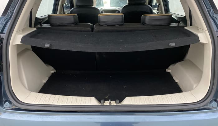 2021 Mahindra XUV300 W8 1.2 PETROL, Petrol, Manual, 50,918 km, Boot Inside