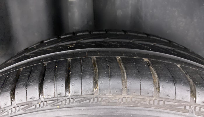 2017 Volkswagen Polo HIGHLINE1.2L, Petrol, Manual, 50,088 km, Right Rear Tyre Tread