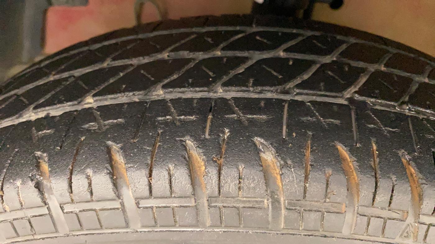 2016 Maruti Swift VXI, Petrol, Manual, 38,025 km, Left Front Tyre Tread