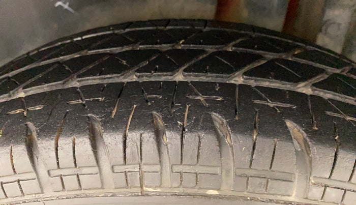 2016 Maruti Swift VXI, Petrol, Manual, 38,025 km, Left Rear Tyre Tread