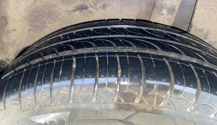 2017 Maruti Dzire ZDI, Diesel, Manual, 82,860 km, Left Rear Tyre Tread