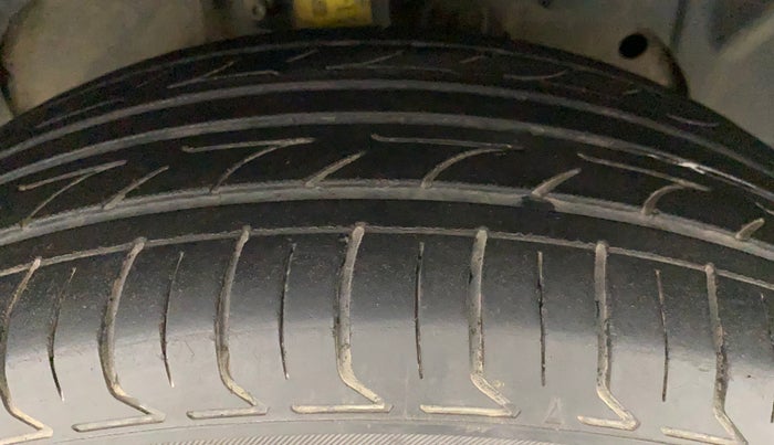 2015 Ford Ecosport TITANIUM 1.5L DIESEL (OPT), Diesel, Manual, 1,30,981 km, Right Front Tyre Tread