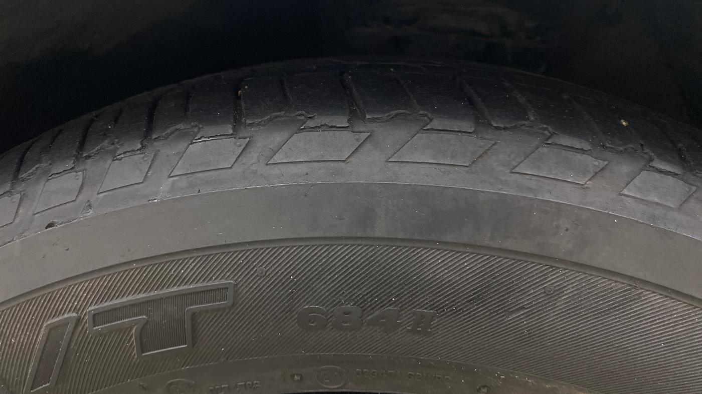 2020 KIA CARNIVAL PRESTIGE 2.2 7 STR, Diesel, Automatic, 1,21,694 km, Left Front Tyre Tread