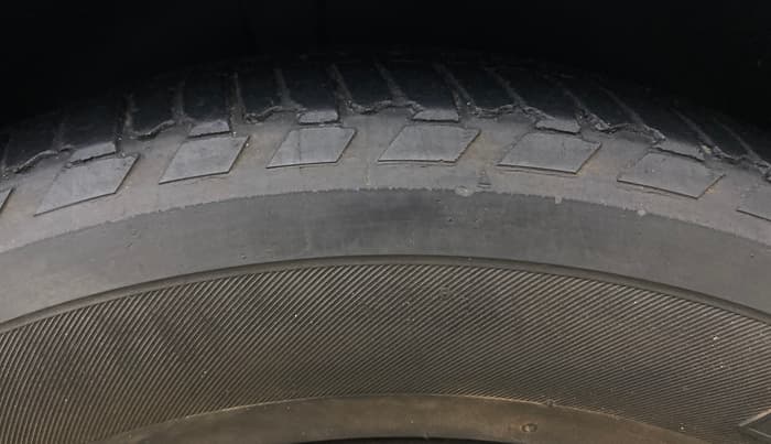 2020 KIA CARNIVAL PRESTIGE 2.2 7 STR, Diesel, Automatic, 1,21,694 km, Left Rear Tyre Tread