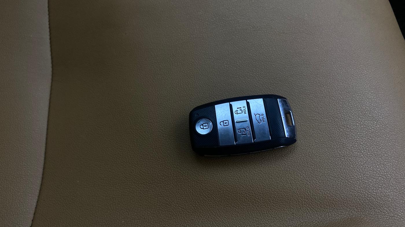 2020 KIA CARNIVAL PRESTIGE 2.2 7 STR, Diesel, Automatic, 1,21,694 km, Key Close Up