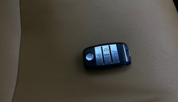 2020 KIA CARNIVAL PRESTIGE 2.2 7 STR, Diesel, Automatic, 1,21,694 km, Key Close Up