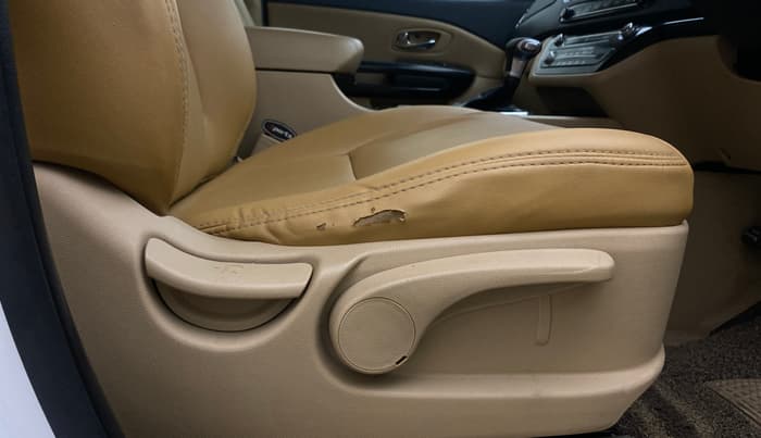2020 KIA CARNIVAL PRESTIGE 2.2 7 STR, Diesel, Automatic, 1,21,694 km, Driver Side Adjustment Panel