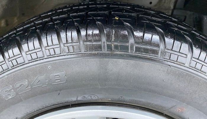 2015 Maruti Swift VXI D, Petrol, Manual, 31,335 km, Right Front Tyre Tread