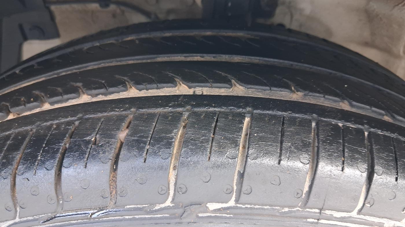 2016 Maruti Swift Dzire ZDI AMT, Diesel, Automatic, 49,470 km, Left Front Tyre Tread