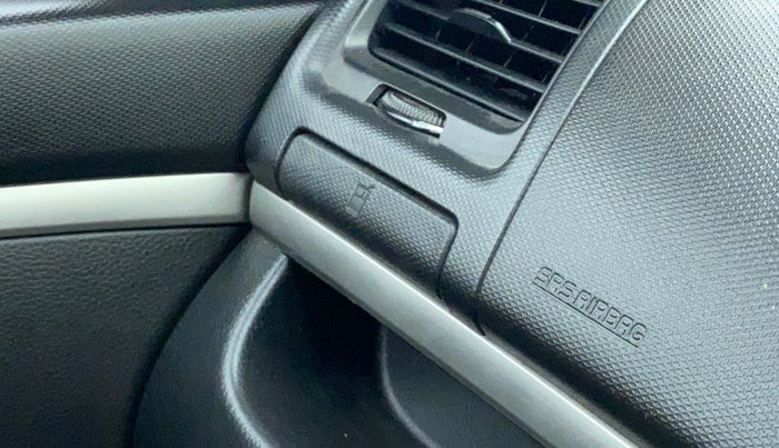 2017 Maruti Swift VXI O, Petrol, Manual, 1,02,887 km, Dashboard - Cup holder not working