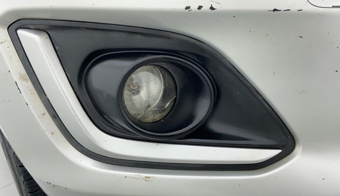 2017 Maruti Swift VXI O, Petrol, Manual, 1,02,887 km, Right fog light - Minor damage