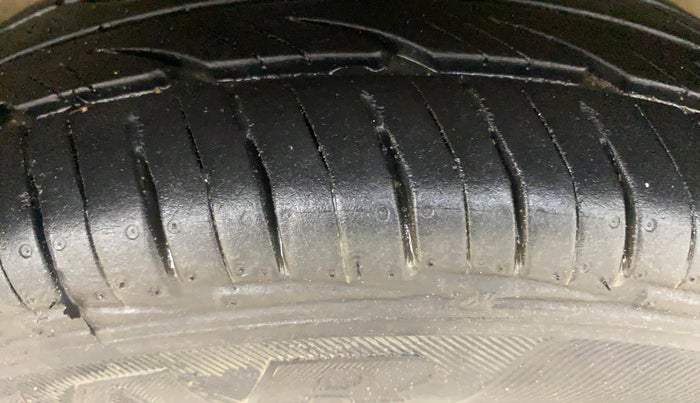 2014 Maruti Alto 800 LXI, Petrol, Manual, 1,40,596 km, Right Front Tyre Tread