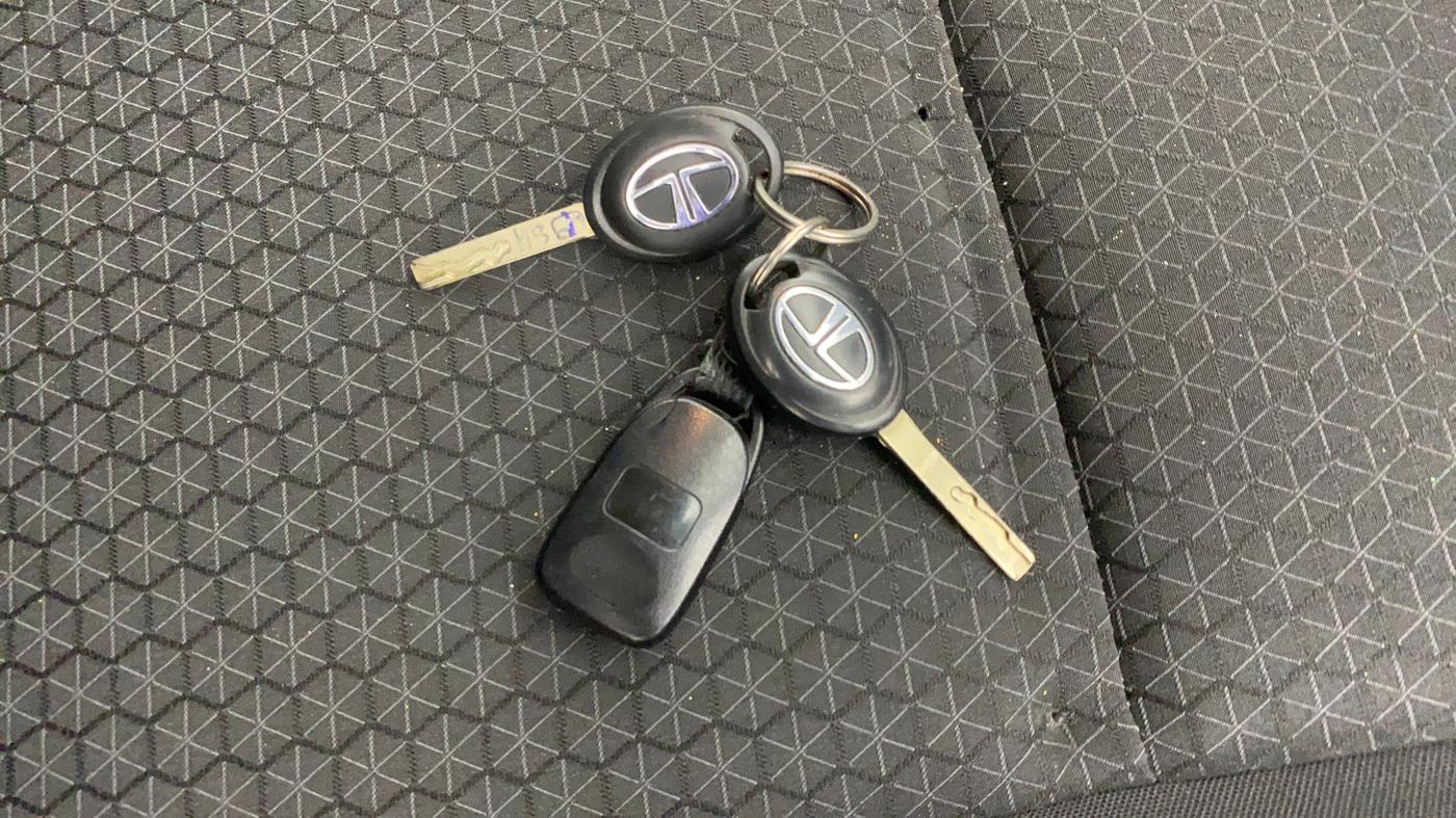 2020 Tata ALTROZ XE PETROL, Petrol, Manual, 37,940 km, Key Close Up
