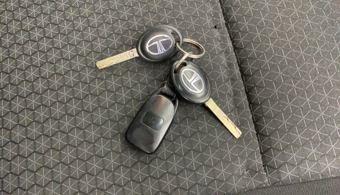 2020 Tata ALTROZ XE PETROL, Petrol, Manual, 37,940 km, Key Close Up
