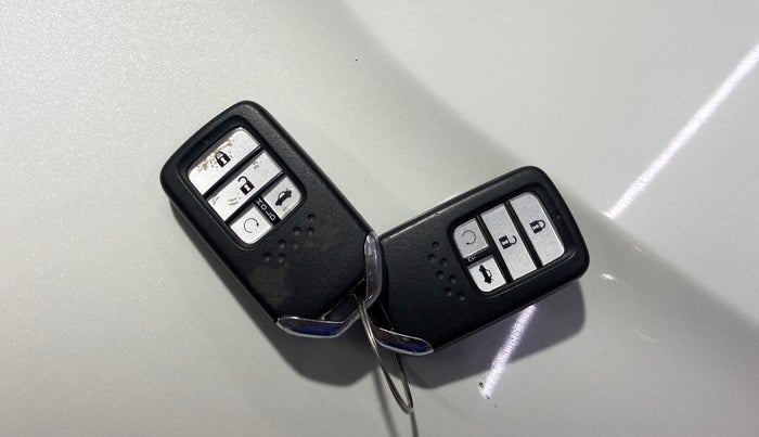 2019 Honda Civic 1.8L I-VTEC V CVT, Petrol, Automatic, 1,09,337 km, Key Close Up