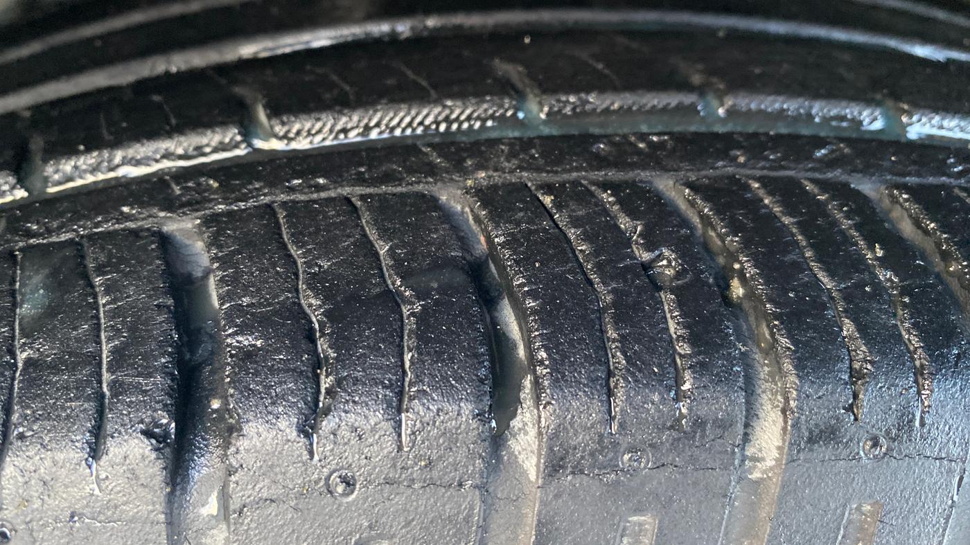 2017 Mahindra XUV500 G AT, Petrol, Automatic, 16,703 km, Left Front Tyre Tread