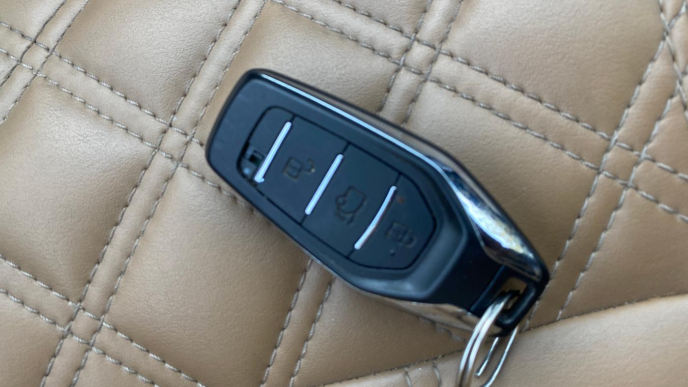 2017 Mahindra XUV500 G AT, Petrol, Automatic, 16,703 km, Key Close Up