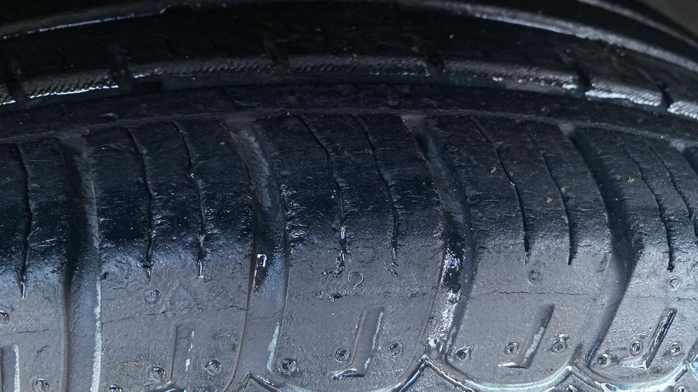 2017 Mahindra XUV500 G AT, Petrol, Automatic, 16,703 km, Right Front Tyre Tread