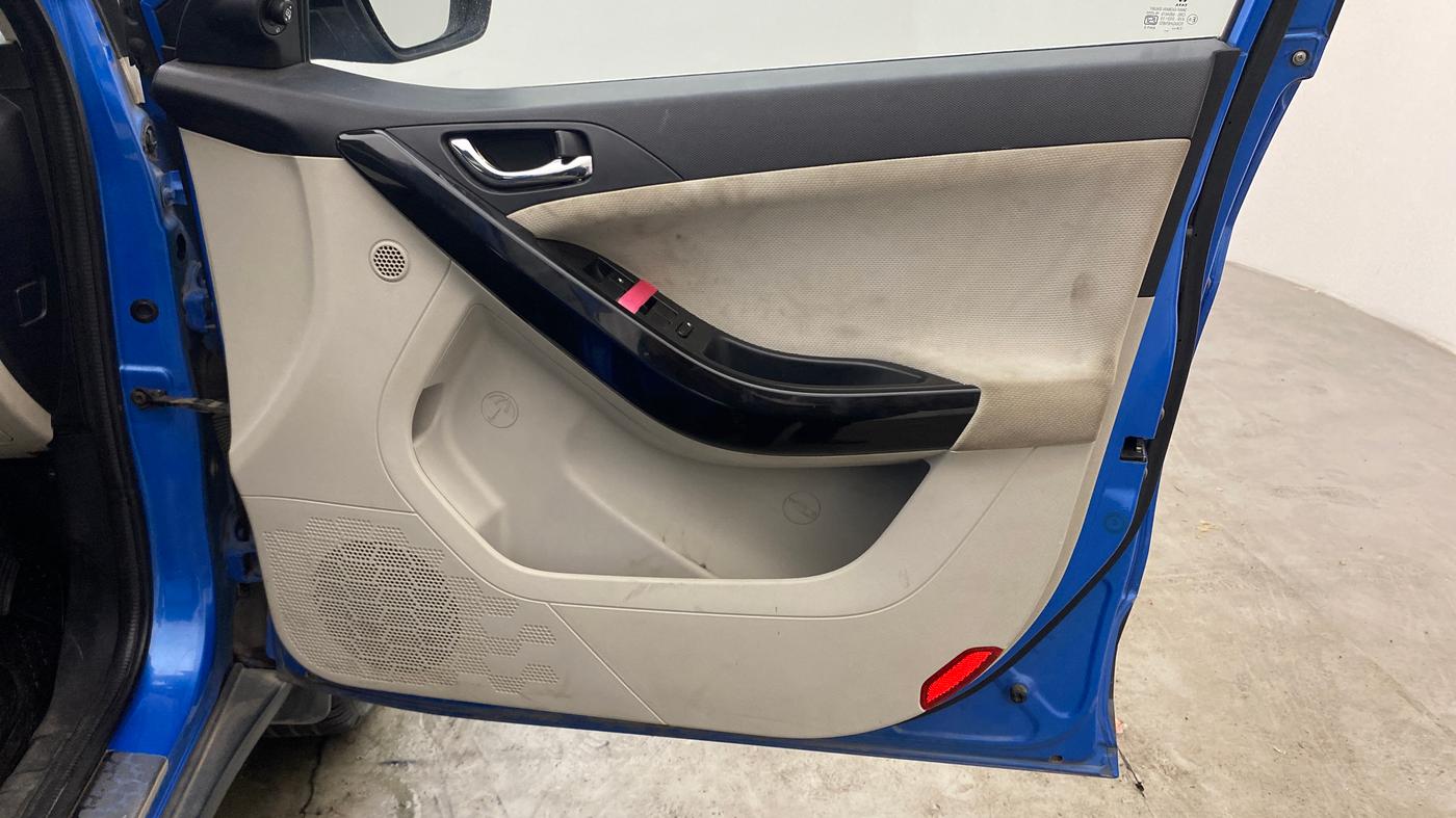 2020 Tata NEXON XZA PLUS (O) DIESEL, Diesel, Automatic, 1,28,359 km, Driver Side Door Panels Control